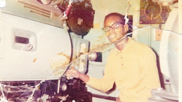 Photo Restoration: Combining AI with Photoshop for Optimal Results